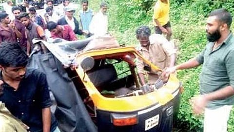 ಚಲಿಸುತ್ತಿದ್ದ ಆಟೋರಿಕ್ಷಾ ಮೇಲೆ ಆನೆಯ ಪ್ರತಾಪ: ಚಾಲಕ, ಪ್ರಯಾಣಿಕರು ಪ್ರಾಣಪಾಯದಿಂದ ಪಾರು
