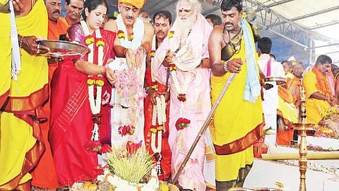 ಮಠದಲ್ಲಿ ಪತ್ನಿಯೊಂದಿಗೆ ಧಾರ್ಮಿಕ ವಿಧಿ ವಿಧಾನದತ್ತೆ ತೊಡಗಿರುವ ಸಚಿವ ಡಿಕೆ ಶಿವಕುಮಾರ್