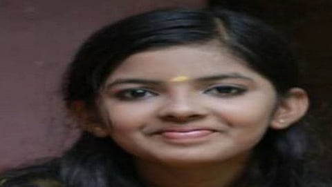 ಬಿಂದಿ ಇಟ್ಟಿರುವ ಬಾಲಕಿ