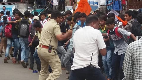 ಉಚಿತ ಬಸ್ ಪಾಸ್'ಗಾಗಿ ಪ್ರತಿಭಟನೆ: ವಿದ್ಯಾರ್ಥಿಗಳು, ಎಬಿವಿಪಿ ಕಾರ್ಯಕರ್ತ ಮೇಲೆ ಲಾಠಿ ಚಾರ್ಜ್