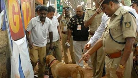 ಸ್ಫೋಟ ನಡೆದ ಸ್ಥಳ ಪರಿಶೀಲಿಸುತ್ತಿರುವ ಅಧಿಕಾರಿಗಳು(ಸಂಗ್ರಹ ಚಿತ್ರ)