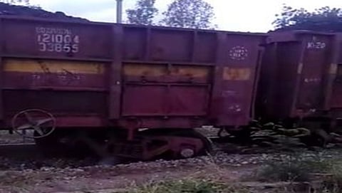 ಹಳಿ ತಪ್ಪಿದ ಗೂಡ್ಸ್ ರೈಲು