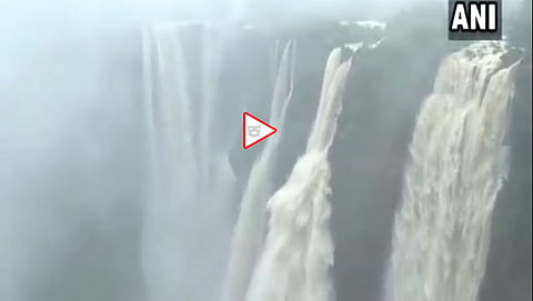 ಭೋರ್ಗರೆಯುತ್ತಿರುವ ಜೋಗ ಜಲಪಾತ