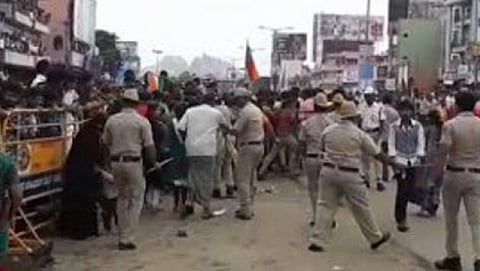ದರ್ಶನ್‌ ಅಭಿಮಾನಿಗಳ ಮೇಲೆ ಲಘು ಲಾಠಿ ಚಾರ್ಜ್