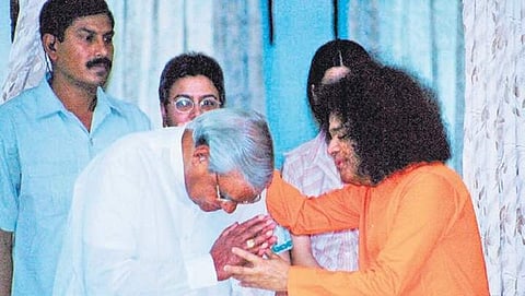ಸಾಯಿಬಾಬಾ ಆಶೀರ್ವಾದ ಪಡೆಯುತ್ತಿರುವ ವಾಜಪೇಯಿ
