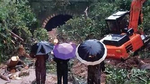 ಭೂಕುಸಿತ ಪರಿಣಾಮ ನಾಶಗೊಂಡಿರುವ ಹಳಿಗಳನ್ನು ಸರಿಪಡಿಸಲು ಮುಂದಾಗಿರುವ ಅಧಿಕಾರಿಗಳು