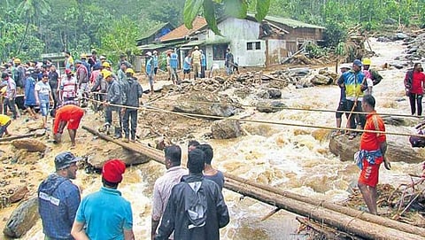 ರಕ್ಷಣಾ ಕಾರ್ಯದಲ್ಲಿ ತೊಡಗಿರುವ ಸಿಬ್ಬಂದಿ
