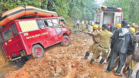 ಪ್ರವಾಹ ಪೀಡಿತ ಕೊಡಗು ಜಿಲ್ಲೆಯಲ್ಲಿ ರಕ್ಷಣಾ ಕಾರ್ಯಾಚರಣೆ ನಡೆಸುತ್ತಿರುವ ಭದ್ರತಾ ಪಡೆಗಳು