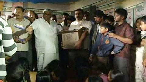 ಬಿಸ್ಕೆಟ್ ಎಸೆದ ರೇವಣ್ಣ