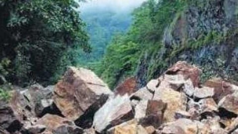 ಧೂದ್ಸಾಗರ ಫಾಲ್ಸ್ ಬಳಿ ಗುಡ್ಡ ಕುಸಿತ: ರೈಲು ಸ್ಥಗಿತ