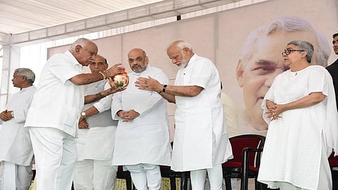 ಬಿಜೆಪಿ ರಾಜ್ಯಾಧ್ಯಕ್ಷ ಬಿ.ಎಸ್.ಯಡಿಯೂರಪ್ಪ ಅವರಿಗೆ  'ಅಸ್ತಿ ಕಳಶ' ನೀಡಿದ ಬಿಜೆಪಿ ನಾಯಕರು
