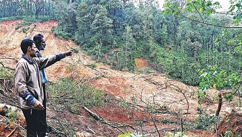 ಗರ್ವಲೆ ಸಮೀಪದ ನಿವಾಸಿಗಳು ಇರುವ ಜಾಗದಲ್ಲಿ ಭೂ ಕುಸಿತವಾಗಿರುವುದು