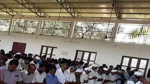 ಕೇರಳದಲ್ಲಿ ಕೋಮುಸೌಹಾರ್ದತೆ: ಜಲಾವೃತಗೊಂಡ ಮಸೀದಿ, ಹಿಂದೂ ದೇವಾಲಯದಲ್ಲಿ ಈದ್ ಪ್ರಾರ್ಥನೆ ಸಲ್ಲಿಸಿದ ಮುಸ್ಲಿಮ್ ಬಾಂಧವರು