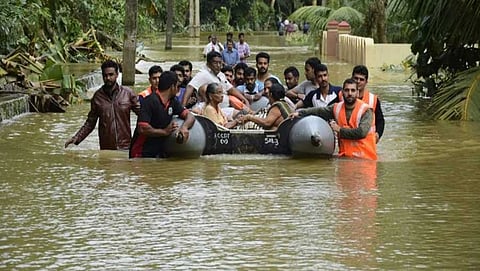 ಕೇರಳ ಪ್ರವಾಹ ಸಂದರ್ಭದಲ್ಲಿ ದೋಣಿ ಮೂಲಕ ಜನರನ್ನು ರಕ್ಷಿಸಿದ ರಕ್ಷಣಾ ಪಡೆ