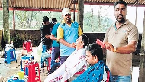 ಪ್ರವಾಹ ಸಂತ್ರಸ್ತರಿಗೆ ಉಚಿತ ಹೇರ್ ಕಟ್ಟಿಂಗ್