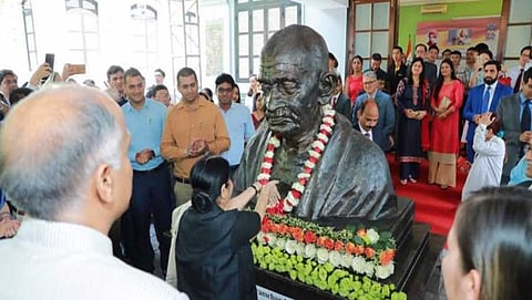 ಭಾರತ ರಾಯಭಾರ ಕಛೇರಿಯಲ್ಲಿ ಮಹಾತ್ಮಾ ಗಾಂಧಿ ಪುತ್ಥಳಿ ಅನಾವರಣಗೊಳಿಸಿದ ಸುಷ್ಮಾ ಸ್ವರಾಜ್