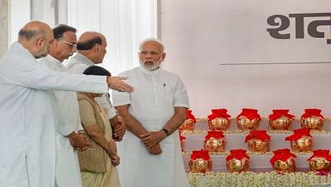 ವಾಜಪೇಯಿ ಚಿತಾಭಸ್ಮ ಕಳಸದೊಂದಿಗೆ ಪ್ರಧಾನಿ ನರೇಂದ್ರಮೋದಿ, ಅಮಿತ್ ಶಾ  ಚಿತ್ರ