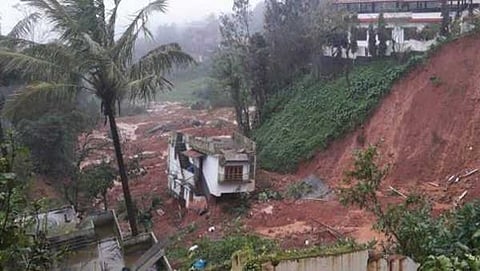 ಕೊಡಗು ಜಿಲ್ಲೆಯಲ್ಲಿ ಕಳೆದ ಮಳೆಗೆ ಭೂಕುಸಿತದಲ್ಲಿ ನಾಶವಾದ ಮನೆ