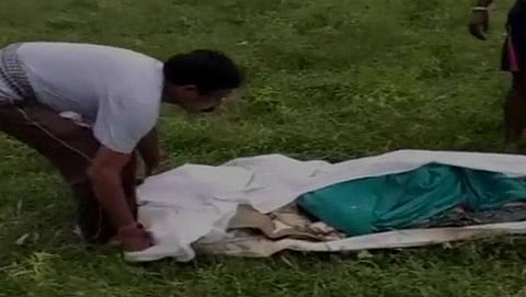 ಒಡಿಶಾ: ಅನಾಥ ಶವಕ್ಕೆ ಅಂತ್ಯಸಂಸ್ಕಾರ- ಮಾನವೀಯತೆ ಮೆರೆದ ಶಾಸಕ!