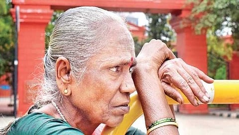ರಾಜ್ಯ ಹೈಕೋರ್ಟ್ ಮುಂದೆ ಹತಾಶೆಯಿಂದ ನಿಂತಿರುವ ಲಕ್ಷ್ಮಮ್ಮ