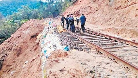 ಗುಡ್ಡ ಕುಸಿತದಿಂದ ಹಳಿಗಳು ನಾಶ: ಬೆಂಗಳೂರು-ಮಂಗಳೂರು ರೈಲು ಸಂಚಾರ ಅನಿರ್ದಿಷ್ಟಾವಧಿಗೆ ಸ್ಥಗಿತ
