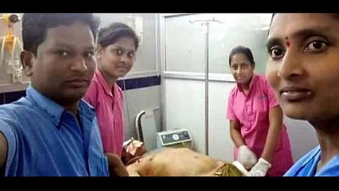 ಮೃತದೇಹದೊಂದಿಗೆ ಸೆಲ್ಫಿ ತೆಗೆದುಕೊಂಡ ಆಸ್ಪತ್ರೆಯ ದಾದಿಯರು