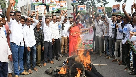 ಹಲವೆಡೆ ಬೆಂಕಿ ಹಚ್ಚಿ ಕಾಂಗ್ರೆಸ್ ಕಾರ್ಯಕರ್ತರ ಪ್ರತಿಭಟನೆ