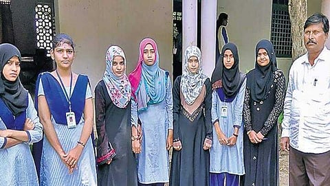 ಕೆಲವು ಫಲಾನುಭವಿ ವಿದ್ಯಾರ್ಥಿನಿಗಳೊಂದಿಗೆ ಬಸವರಾಜ್ ಮಂಟಗೆ