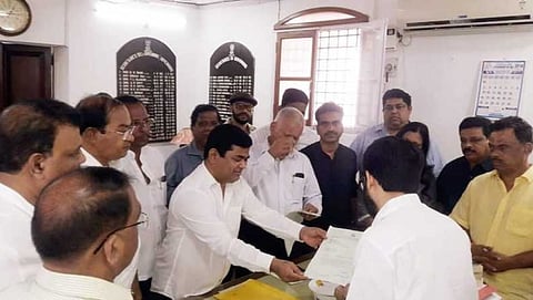 ಮನವಿ ಸಲ್ಲಿಸುತ್ತಿರುವ ಕಾಂಗ್ರೆಸ್ ನಾಯಕರು