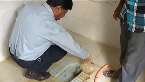 ಶೌಚಾಲಯ ಸ್ವಚ್ಛಗೊಳಿಸುತ್ತಿರುವ ಬಿಇಒ