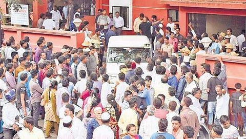 ಪೊಲೀಸರಿಂದ ದೌರ್ಜನ್ಯ ಆರೋಪ: ಪ್ರತಿಭಟನೆಗಿಳಿದ ಶಿವಾಜಿನಗರ ಬೀದಿ ವ್ಯಾಪಾರಿಗಳು