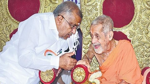 ಕರ್ನಾಟಕ ಸಂಸ್ಕೃತಿ ವಿಶ್ವವಿದ್ಯಾಲಯ ಹೊಸ ಕಟ್ಟಡ ಉದ್ಘಾಟನೆಯಲ್ಲಿ ಉನ್ನತ ಶಿಕ್ಷಣ ಸಚಿವ ಜಿ ಟಿ ದೇವೇಗೌಡ ಮತ್ತು ಪೇಜಾವರ ವಿಶ್ವೇಶ ತೀರ್ಥ ಸ್ವಾಮೀಜಿ