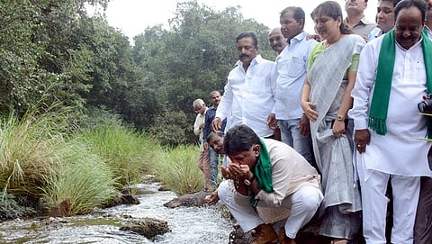 ಮಹದಾಯಿ ನದಿ ನೀರು ಕುಡಿಯುತ್ತಿರುವ ಸಚಿವ ಡಿ ಕೆ ಶಿವಕುಮಾರ್