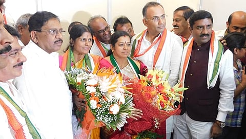 ಉಪ ಮುಖ್ಯಮಂತ್ರಿ ಜಿ ಪಮೇಶ್ವರ ಅವರು ನೂತನ ಮೇಯರ್ ಗಂಗಾಂಬಿಕೆ ಮಲ್ಲಿಕಾರ್ಜುನ್ ಹಾಗೂ ಉಪ ಮೇಯರ್ ರಮಿಳಾ ಉಮಾಶಂಕರ್ ಅವರನ್ನು ಅಭಿನಂದಿಸಿದರು.
