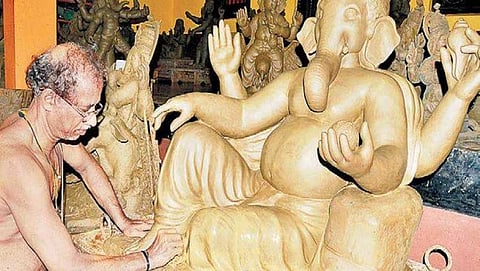 ಮಣ್ಣಿನ ಗಣೇಶ ತಯಾರಿಯಲ್ಲಿರುವ ಸುರೇಶ್ ಭಂಡಾರಿ