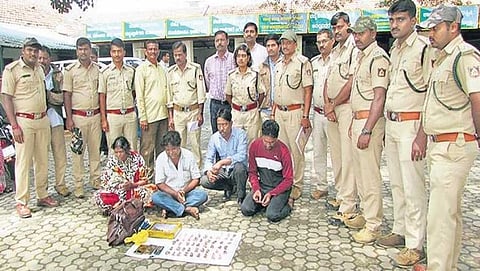 ನಾಲ್ವರು ಆರೋಪಿಗಳೊಂದಿಗೆ ಅರಣ್ಯಾಧಿಕಾರಿಗಳು