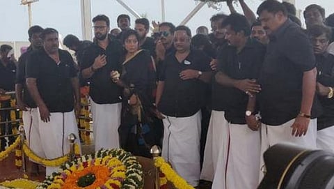 ಕರುಣಾನಿಧಿ ಸಮಾಧಿಗೆ ಗೌರವ ಸಲ್ಲಿಸುತ್ತಿರುವ ಅಳಗಿರಿ