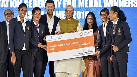 ಮಹಿಳಾ ರಿಲೇ ತಂಡವನ್ನು  ರಾಜನಾಥ್ ಸಿಂಗ್ ಸನ್ಮಾನಿಸಿದರು