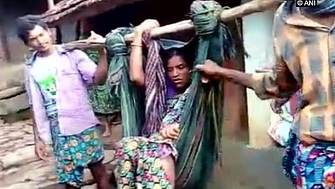 ರಸ್ತೆ ಸಂಪರ್ಕವಿಲ್ಲ: ತುಂಬು ಗರ್ಭಿಣಿಯನ್ನು 4 ಕಿ.ಮೀ ಕಾಡಿನಲ್ಲಿ ಹೊತ್ತೊಯ್ದ ಸಂಬಂಧಿಕರು, ಮಾರ್ಗಮಧ್ಯೆ ಹೆರಿಗೆ