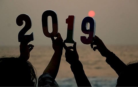ವಿಶ್ವಾದ್ಯಂತ ಹೊಸ ವರ್ಷ 2019 ನ್ನು ಜನತೆ ಸಂಭ್ರಮದಿಂದ ಬರಮಾಡಿಕೊಂಡಿದ್ದಾರೆ. ಪಟಾಕಿ ಸಿಡಿಸಿ, ನೃತ್ಯ ಮಾಡುವ ಮೂಲಕ ಹೊಸ ವರ್ಷದ ಸಂಭ್ರಮಾಚರಣೆ ನಡೆಸಲಾಗಿದ್ದು, ದೇಶದ ಪ್ರಮುಖ ನಗರಗಳ ಪ್ರಸಿದ್ಧ ಕಟ್ಟಡಗಳಲ್ಲಿ ಹೊಸ ವರ್ಷಾಚರಣೆ ಹಿನ್ನೆಲೆ ವಿಶೇಷ ದೀಪಾಲಂಕಾರ ಮಾಡಲಾಗಿತ್ತು. (ಕೋಯಿಕ್ಕೋಡ್ ಬೀಚ್ ನಲ್ಲಿ ಕಂಡುಬ