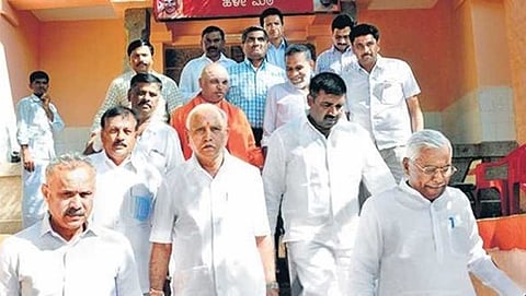 ಸಿದ್ದಗಂಗಾ ಮಠಕ್ಕೆ ಭೇಟಿ ನೀಡಿ ಹೊರಬರುತ್ತಿರುವ ಮಾಜಿ ಸಿಎಂ ಬಿ ಎಸ್ ಯಡಿಯೂರಪ್ಪ ಹಾಗೂ ಇತರರು