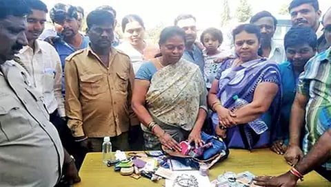 ಪ್ರಯಾಣಿಕನಿಗೆ ಚಿನ್ನವಿದ್ದ ಬ್ಯಾಗ್ ಹಿಂತಿರುಗಿಸಿದ್ದ ನಿರ್ವಾಹಕನಿಗೆ ಕೆಸ್ಸಾರ್ಟಿಸಿ ಗೌರವ