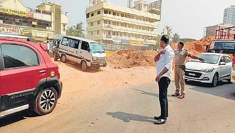 ಪಂಪ್ ವೆಲ್ ವೃತ್ತದಲ್ಲಿ ಸಂಚಾರಕ್ಕೆ ಅನುವು ಮಾಡಿಕೊಡುತ್ತಿರುವ ಸಚಿವ ಯು ಟಿ ಖಾದರ್