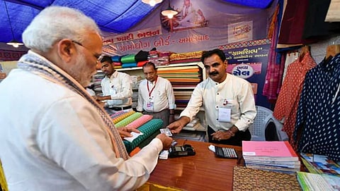 ಸಾಮಾನ್ಯರಂತೆ ಜಾಕೆಟ್ ಖರೀದಿಸಿದ ಪ್ರಧಾನಿ ನರೇಂದ್ರ ಮೋದಿ: ರುಪೇ ಕಾರ್ಡ್ ಮೂಲಕ ವಹಿವಾಟು!
