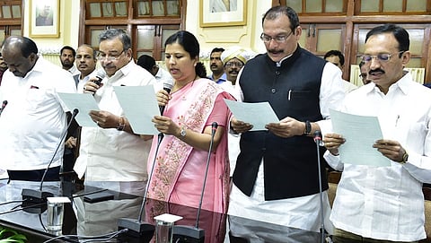 ಸಂಸದೀಯ ಕಾರ್ಯದರ್ಶಿಗಳಾಗಿ ನೇಮಕಗೊಂಡ ಶಾಸಕರು ವಿಧಾನ ಸೌಧದಲ್ಲಿ ಪ್ರಮಾಣವಚನ ಸ್ವೀಕರಿಸಿದರು.