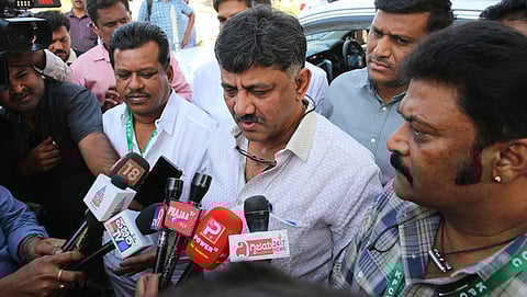 ಸುದ್ದಿಗಾರರ ಜೊತೆ ಮಾತನಾಡಿದ ಸಚಿವ ಡಿ ಕೆ ಶಿವಕುಮಾರ್