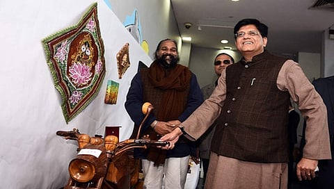 ರಾಷ್ಟ್ರೀಯ ಮತ್ತು ಅಂತರಾಷ್ಟ್ರೀಯ ಪ್ರವಾಸದ ವೇಳೆ ಪ್ರಧಾನಿ ನರೇಂದ್ರ ಮೋದಿಗೆ ನೀಡಿದ ಉಡುಗೊರೆಗಳನ್ನು ಸರ್ಕಾರ ಜನವರಿ 27 ಮತ್ತು 28ರಂದು ಸಾರ್ವಜನಿಕವಾಗಿ ಹರಾಜು ಹಾಕುತ್ತಿದ್ದು, ಹರಾಜಿಗಿರುವ ಉಡುಗೊರೆಗಳ ಕೆಲವು ಚಿತ್ರಗಳು ಇಲ್ಲಿವೆ...