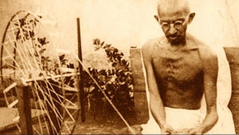 1920ರಲ್ಲಿ ಚರಕದಿಂದ ನೂಲು ತೆಗೆಯುತ್ತಿರುವ ಮಹಾತ್ಮಾ ಗಾಂಧೀಜಿ