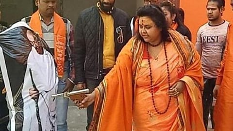 ಮಹಾತ್ಮ ಗಾಂಧಿ ಭಾವಚಿತ್ರಕ್ಕೆ ಗುಂಡು ಹಾರಿಸುತ್ತಿರುವ ಹಿಂದೂ ಮಹಾಸಭಾ ಕಾರ್ಯಕರ್ತೆ
