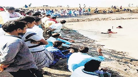 ಕೆರೆಗೆ ಬಿದ್ದ ಕುರಿಗಾಹಿ